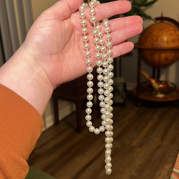 Lot of 13 estate jewelry pieces - earrings, bracelet, necklaces, brooches - Picture 14 of 15